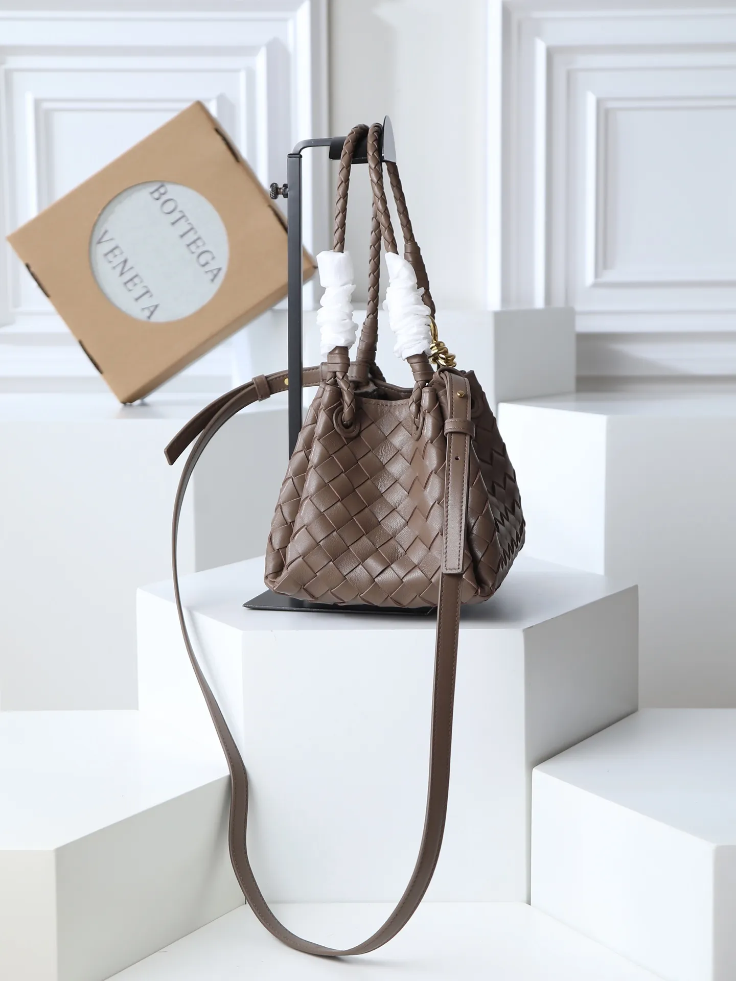 1250. Home B has a new product! Andiamo combines archive parachute handbags to inherit retro elements and integrate modern trends. The same style as Shu Qi's Night in Beijing. It is a continuation of the classic bag. It has three functions: hand carry, shoulder and cross-body. It is embellished with metal brass knot buckles. It is small and has an amazing capacity. It can easily hold all kinds of daily necessities with a box, sunglasses, small bottle, water powder, charger, and the upper body is versatile. Style number: 796569 Size: 21*17*16.5cm
